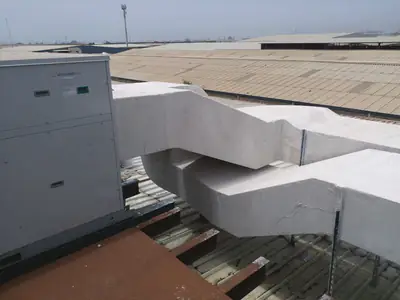 دكت معزول على السطح بجانب وحدة تكييف، وسقف مستودع في الخلفية.